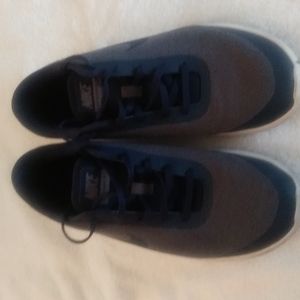 Men's size 9.5 Nike tennis shoes